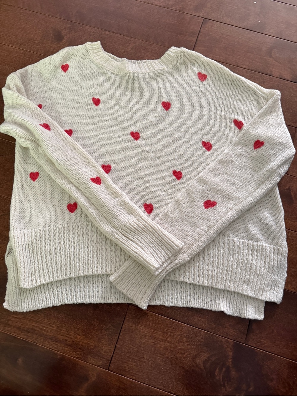 Jessica Simpson light weigh Knit Sweater with Red Heart Motif LIKE NEW. SM